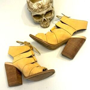 Hinge Drea Leather Open Toe Block Heel Sandals Size 5.5 Mustard